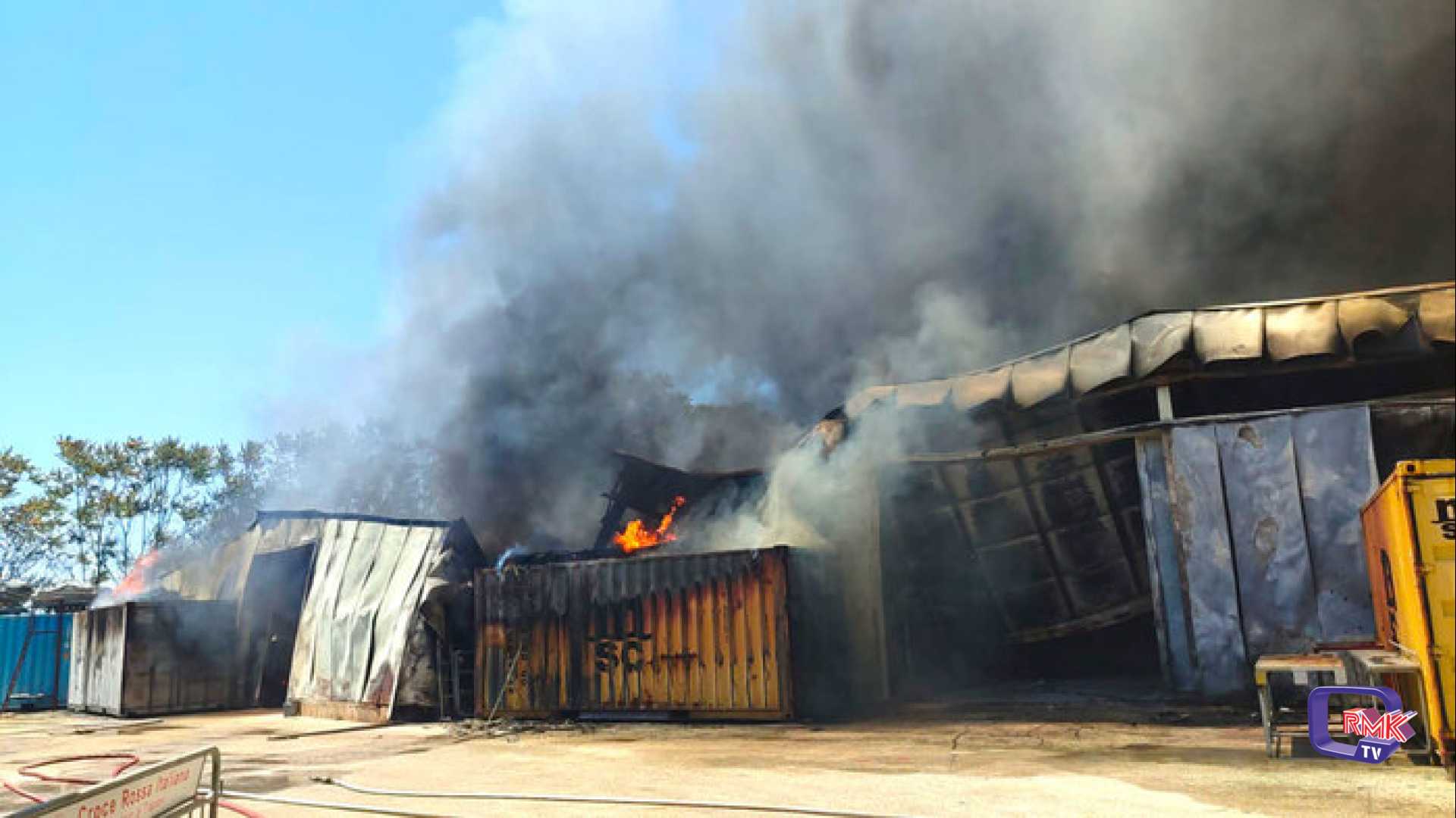 Incendio distrugge capannoni della Croce Rossa a Castelvetrano